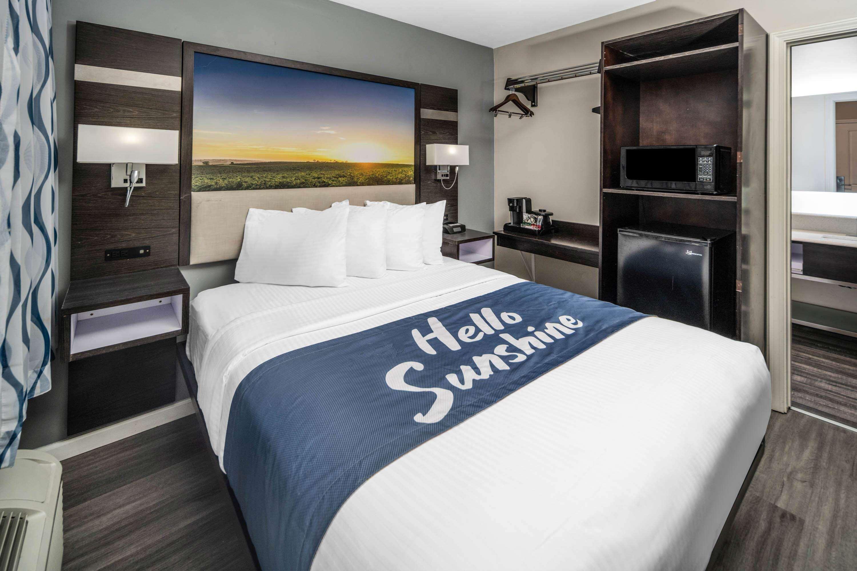 Days Inn By Wyndham Galt - Elk Grove South מראה חיצוני תמונה
