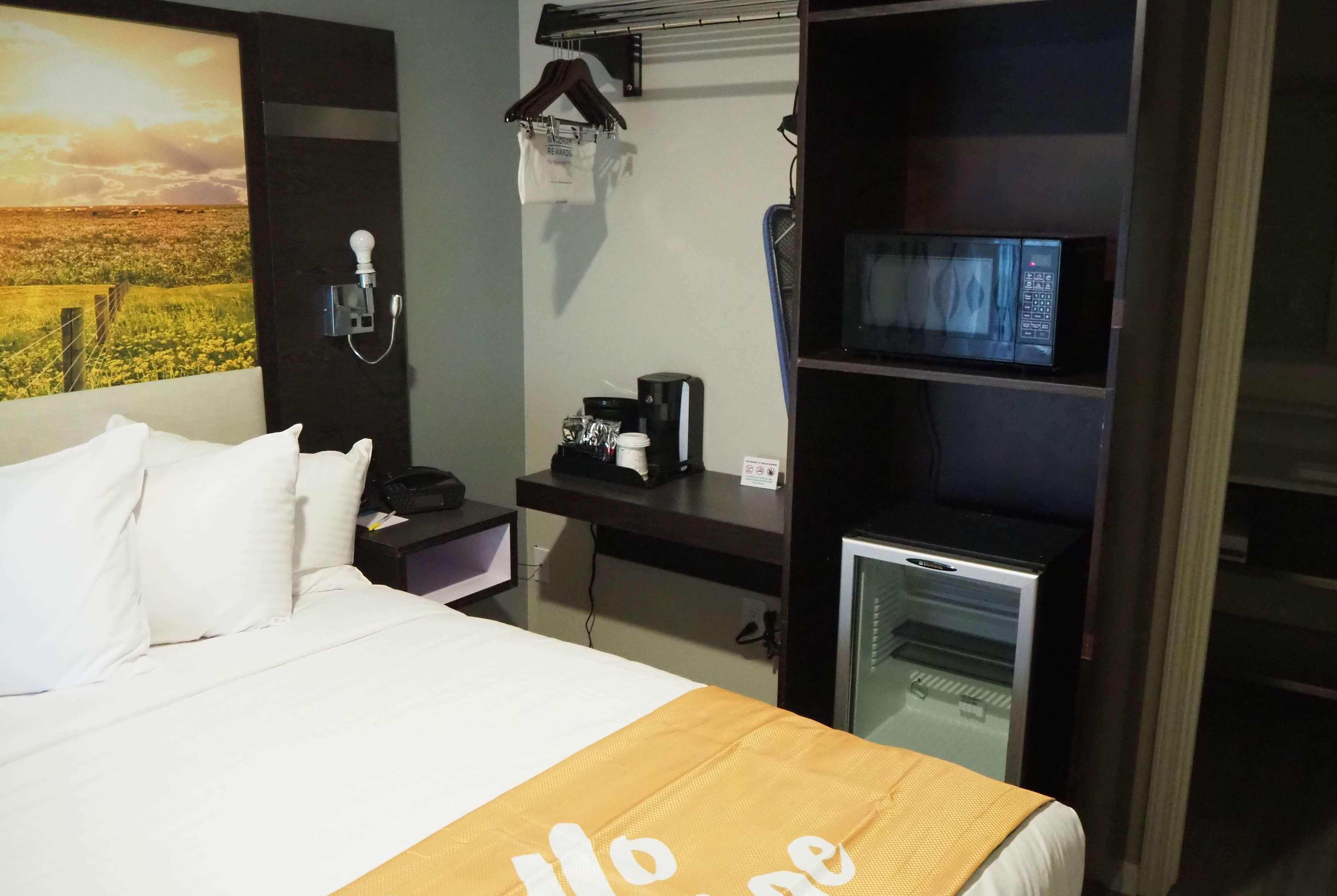 Days Inn By Wyndham Galt - Elk Grove South מראה חיצוני תמונה