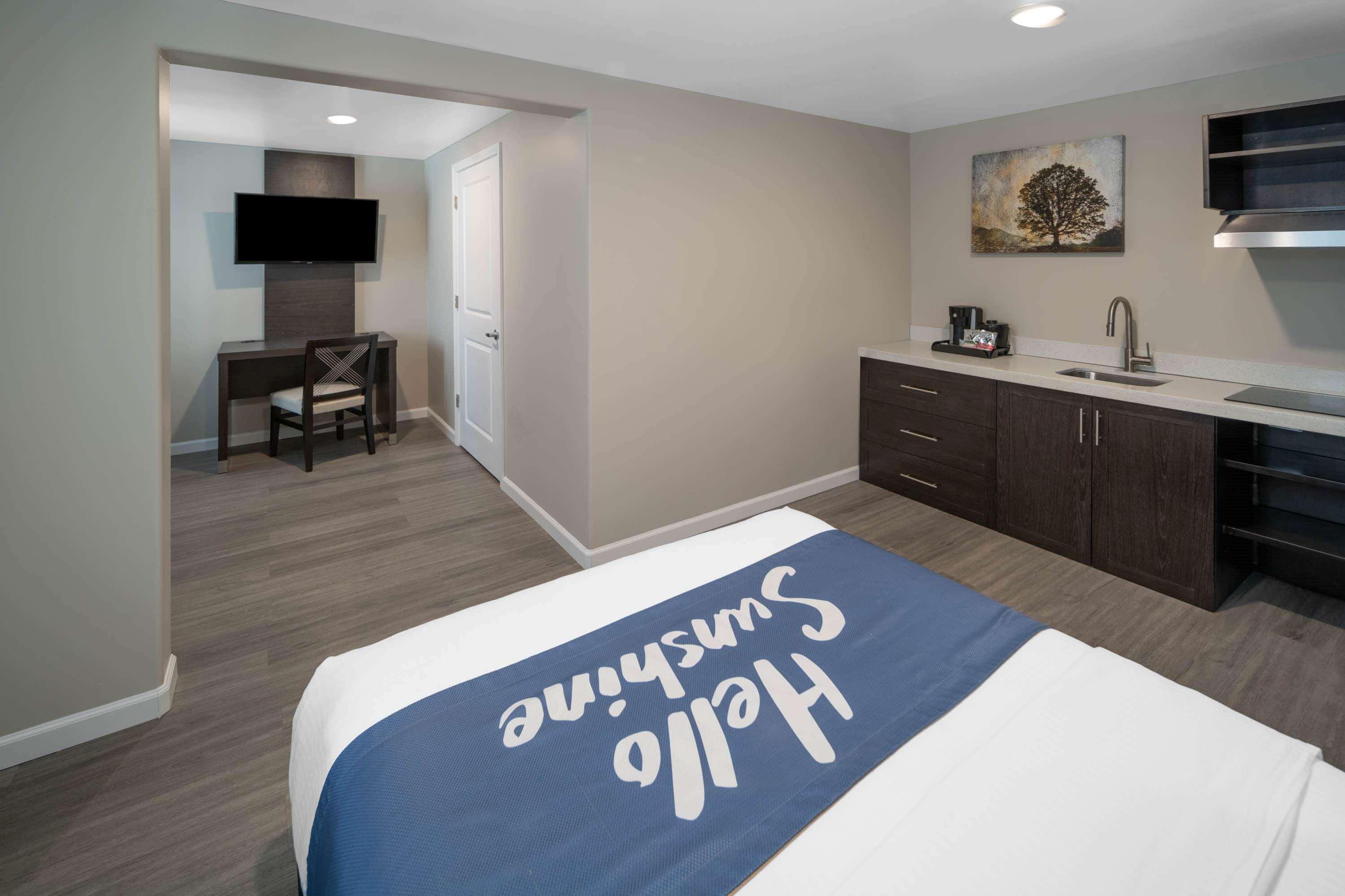 Days Inn By Wyndham Galt - Elk Grove South מראה חיצוני תמונה