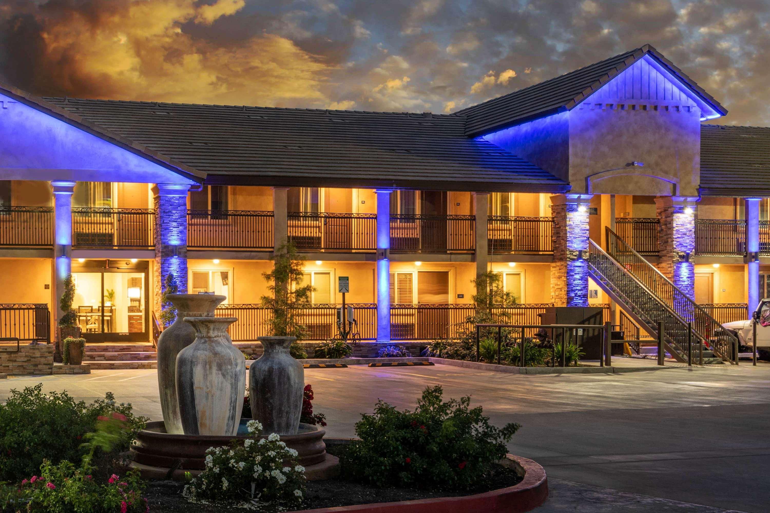 Days Inn By Wyndham Galt - Elk Grove South מראה חיצוני תמונה