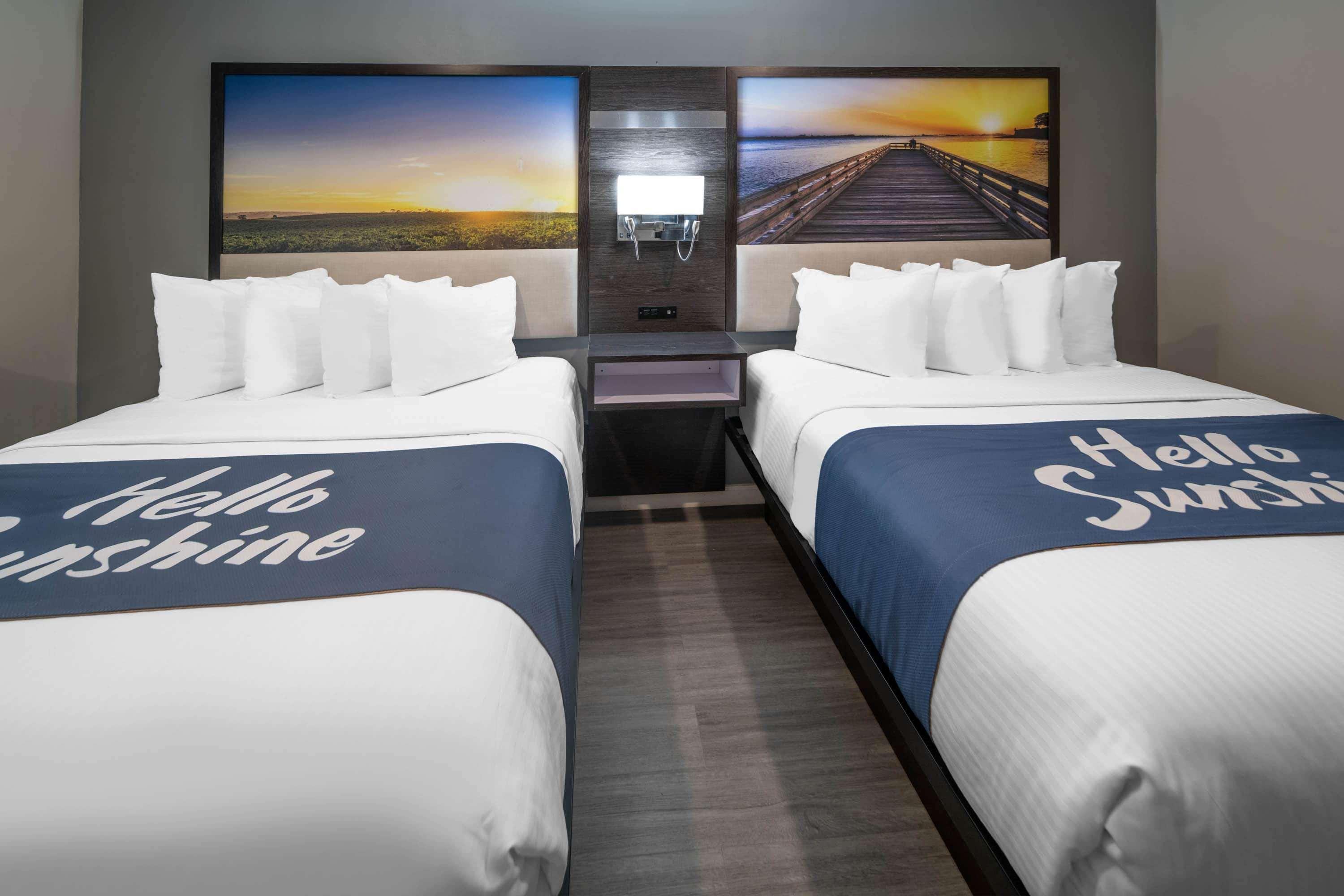 Days Inn By Wyndham Galt - Elk Grove South מראה חיצוני תמונה