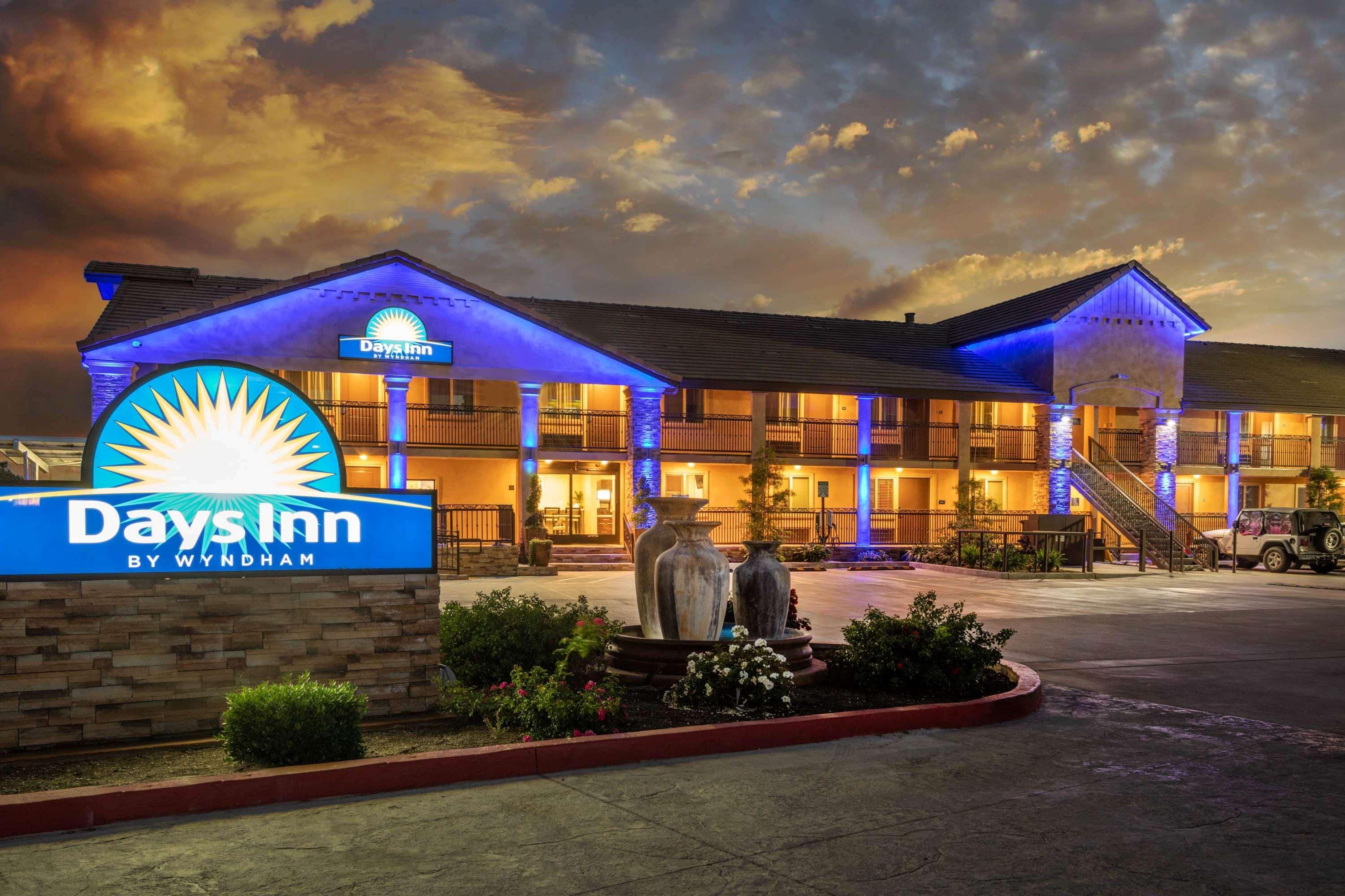 Days Inn By Wyndham Galt - Elk Grove South מראה חיצוני תמונה