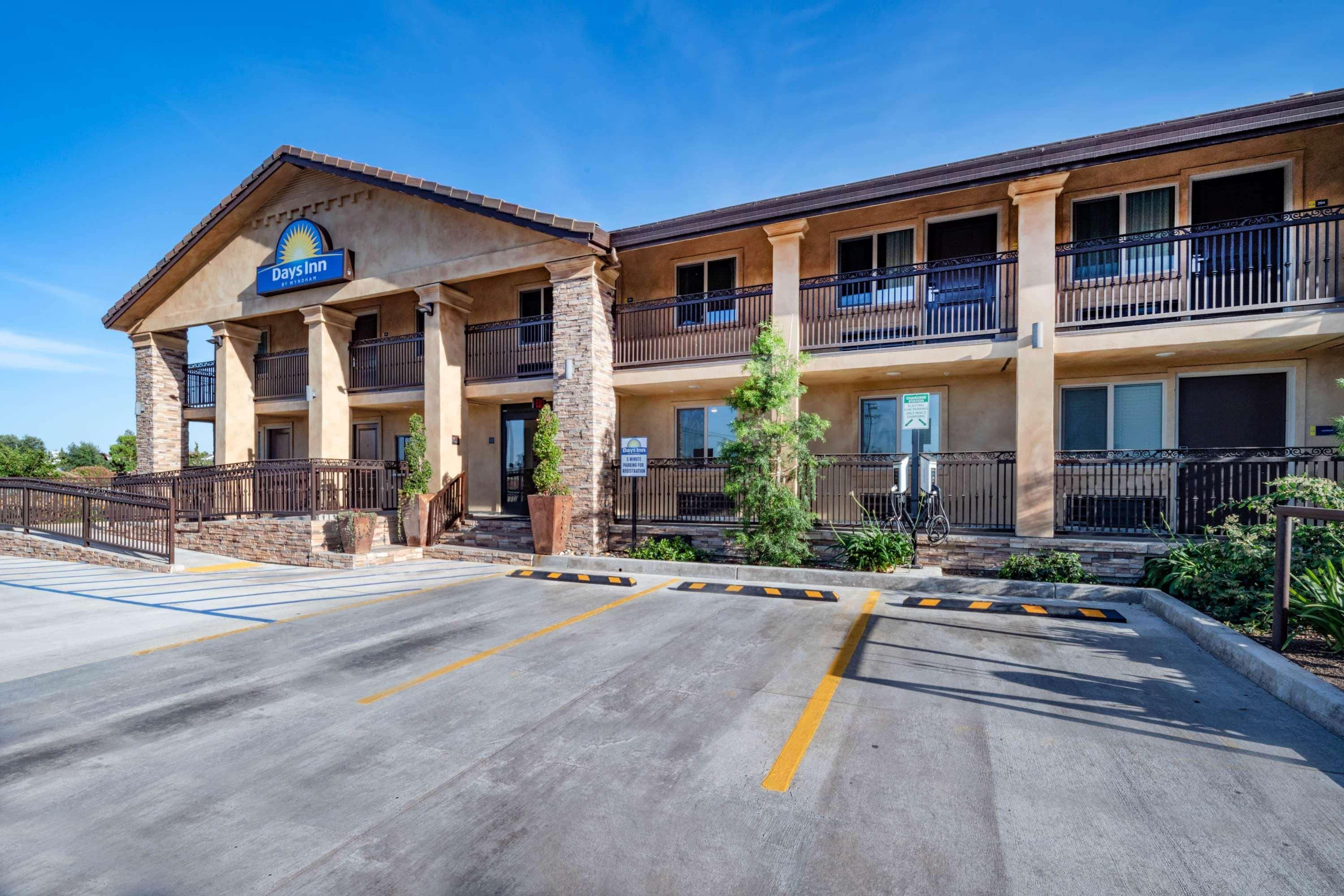 Days Inn By Wyndham Galt - Elk Grove South מראה חיצוני תמונה