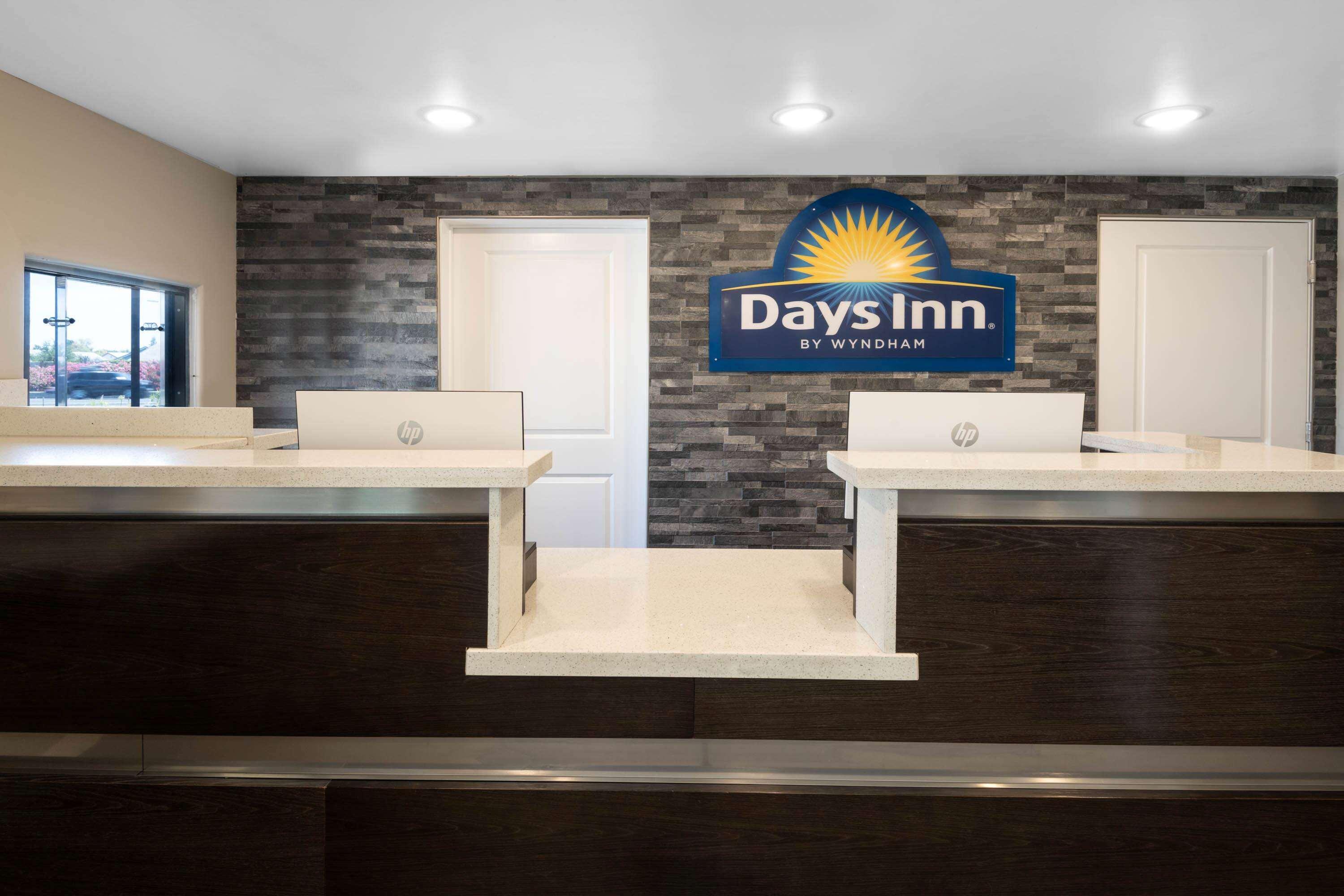 Days Inn By Wyndham Galt - Elk Grove South מראה חיצוני תמונה