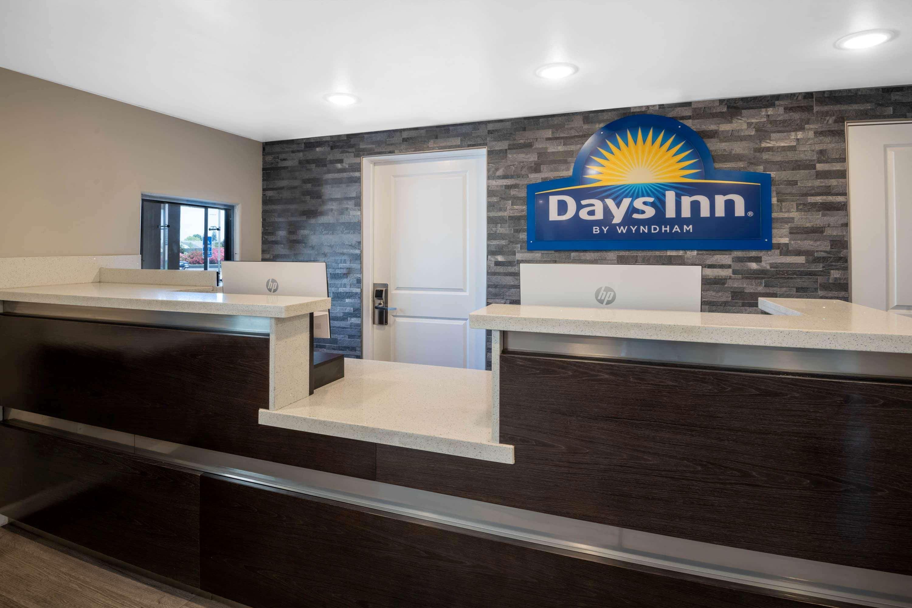 Days Inn By Wyndham Galt - Elk Grove South מראה חיצוני תמונה