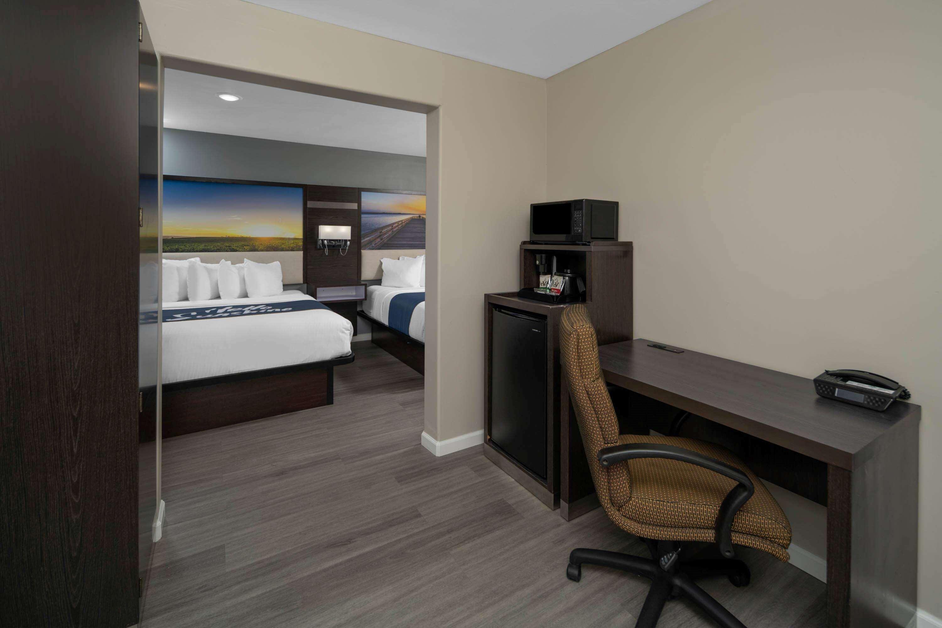 Days Inn By Wyndham Galt - Elk Grove South מראה חיצוני תמונה